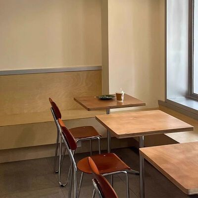 İyi fiyat Paslanmaz Çelik Çerçeve Masa Sandalye Set Log Rengi Nordik Tarzı Kafe Masaları ve Sandalyeleri Restoran Ahşap Kahve Masası çevrimiçi