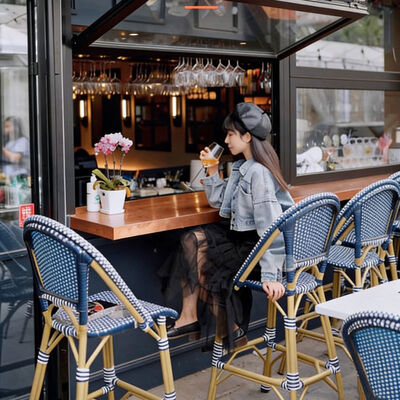 Dobra cena Krzesła francuskie bistro i stołki barowe na zewnątrz – meble tarasowe z rattanu PE z ramą imitującą bambus w Internecie