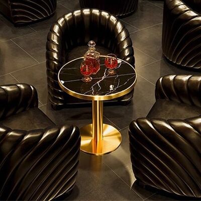 Prezzo buono Modern Commercial Luxury Lounge Chair and Table Set Poltrona in pelle con tavolo laterale in oro per bar e club in linea