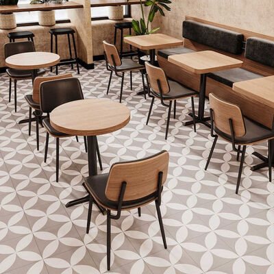 Bon prix Ensemble table et chaises de restaurant commercial moderne, mobilier de café en bois, sièges de salle à manger à cadre métallique pour café, bistrot, hôtel en ligne